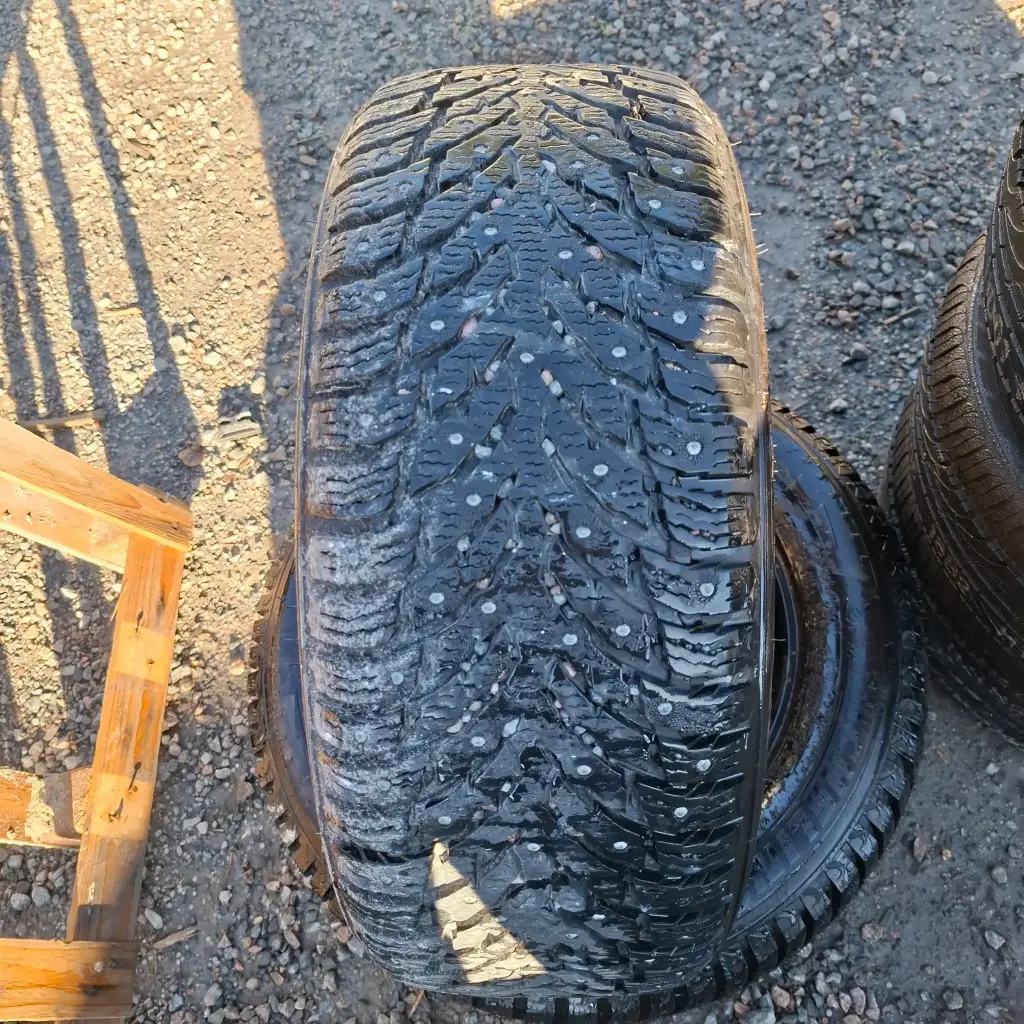 225/50R17 98T Nokian Hakkapeliitta 9 Käytetty nastarengas 8mm DOT-19