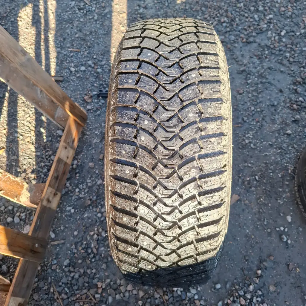 225/60R17 103T Michelin Latitude X-Ice North Käytetty nastarengas Ajamaton DOT-13