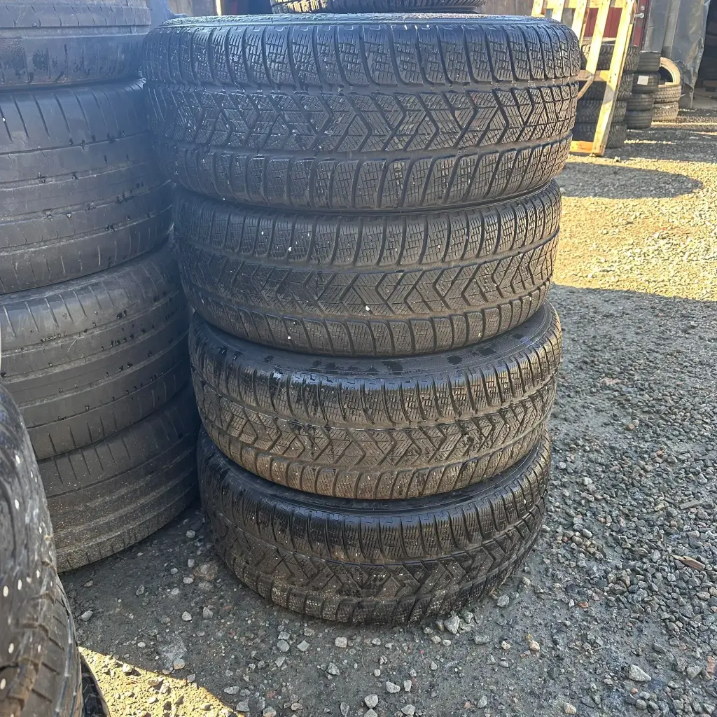 235/60R18 103H Pirelli Scorpion Winter Käytetty kitkarengas 6-7mm DOT-20