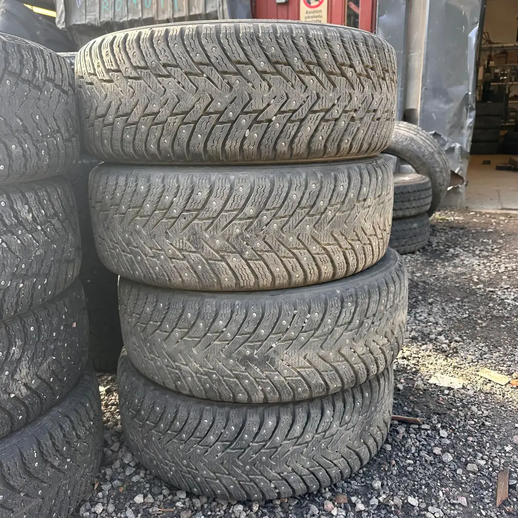 205/55R16 94T XL Nokian Hakkapeliitta 8 Käytetty nastarengas 7-8mm DOT-18