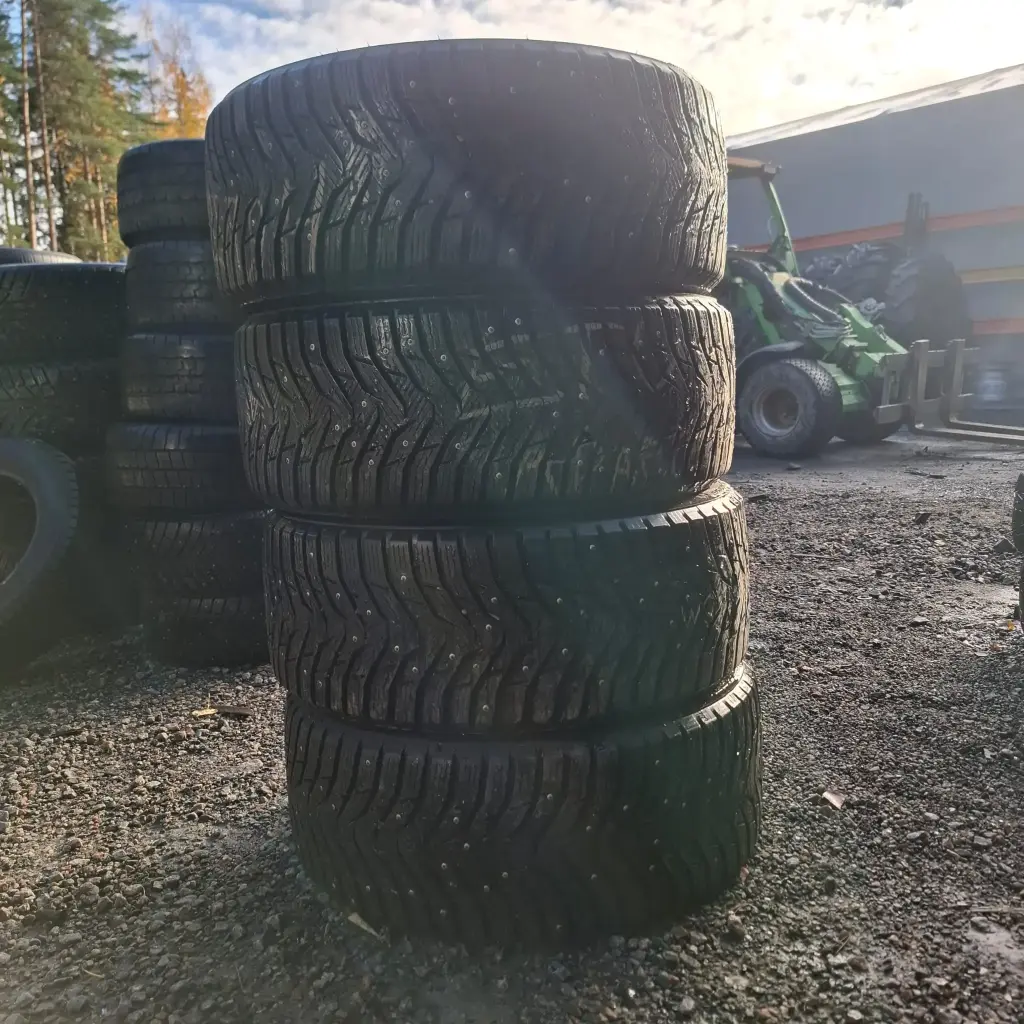 225/40R18 92T Kumho WinterCraft Ice WI31 Käytetty nastarengas 6,5-8mm DOT-15