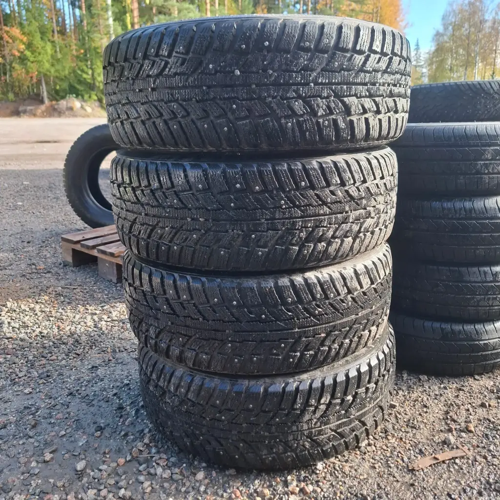 225/60R17 103T Kumho I'Zen RV Stud Käytetty nastarengas 7,5-8mm DOT-17