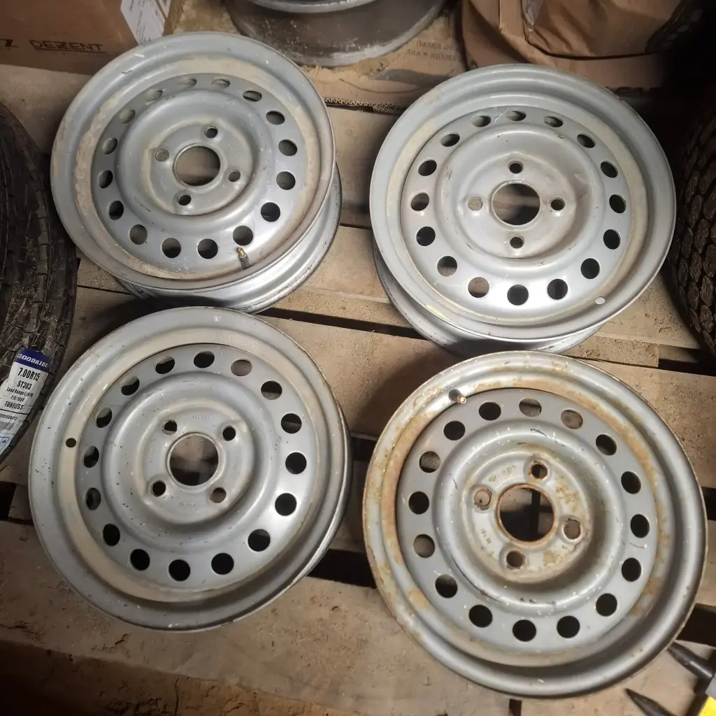 Käytetty Peräkärryn Peltivanne 4x100 ET30 KR57,1 4x13"