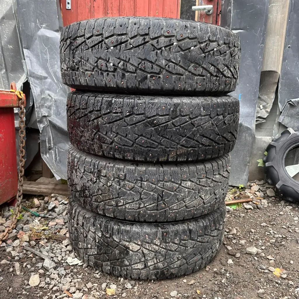 205/65R16C 107/105R Nokian Hakkapeliitta C3 Käytetty nastarengas 6-7mm DOT-20 ja -21
