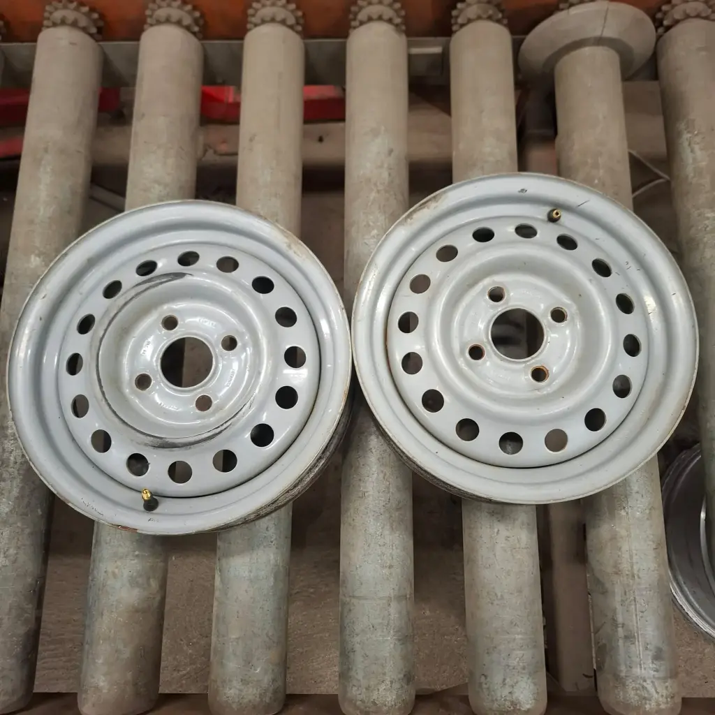 Käytetty Peräkärryn Peltivanne 4x100 ET30 KR57,1 4x13"