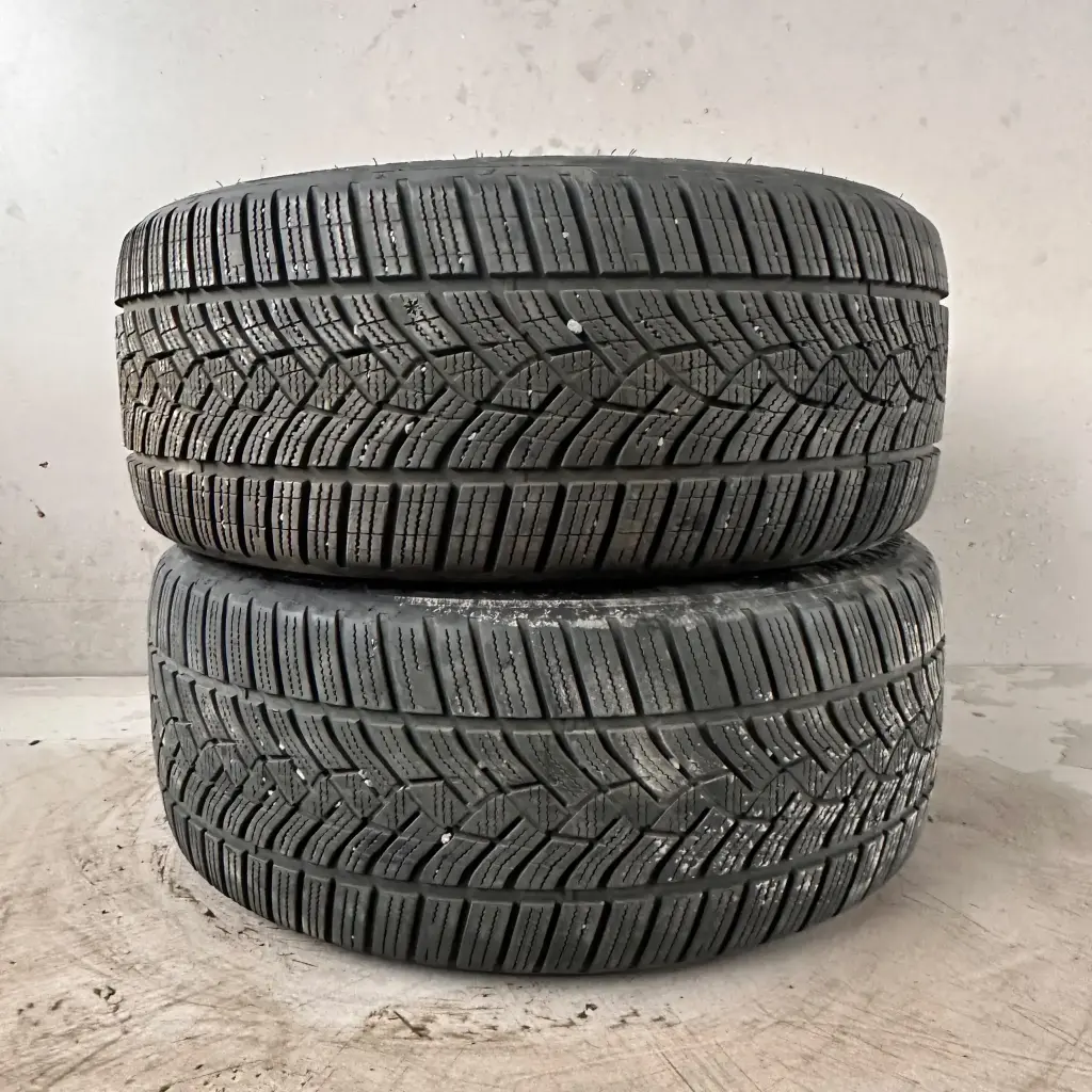 245/40R19 98V Goodyear Ultra Grip Performance Käytetty kitkarengas 5,5-7mm DOT-22