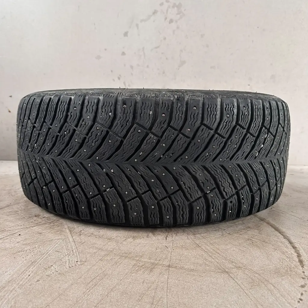 255/45R19 104H Michelin X-Ice North 4 Käytetty nastarengas 6,5mm DOT-20
