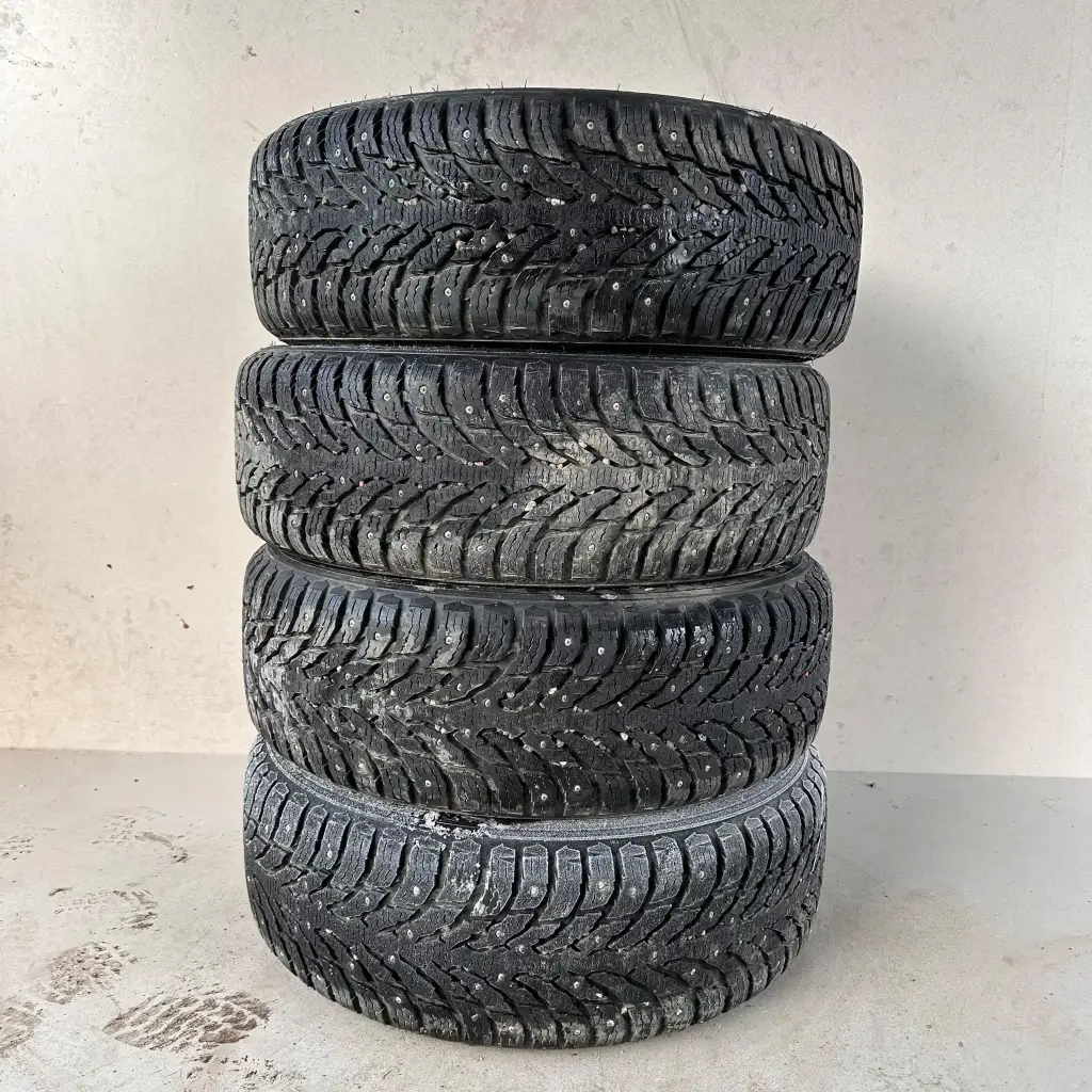 215/60R17 100T Nokian Hakkapeliitta 9 SUV Käytetty nastarengas 7,5-8,5mm DOT-20