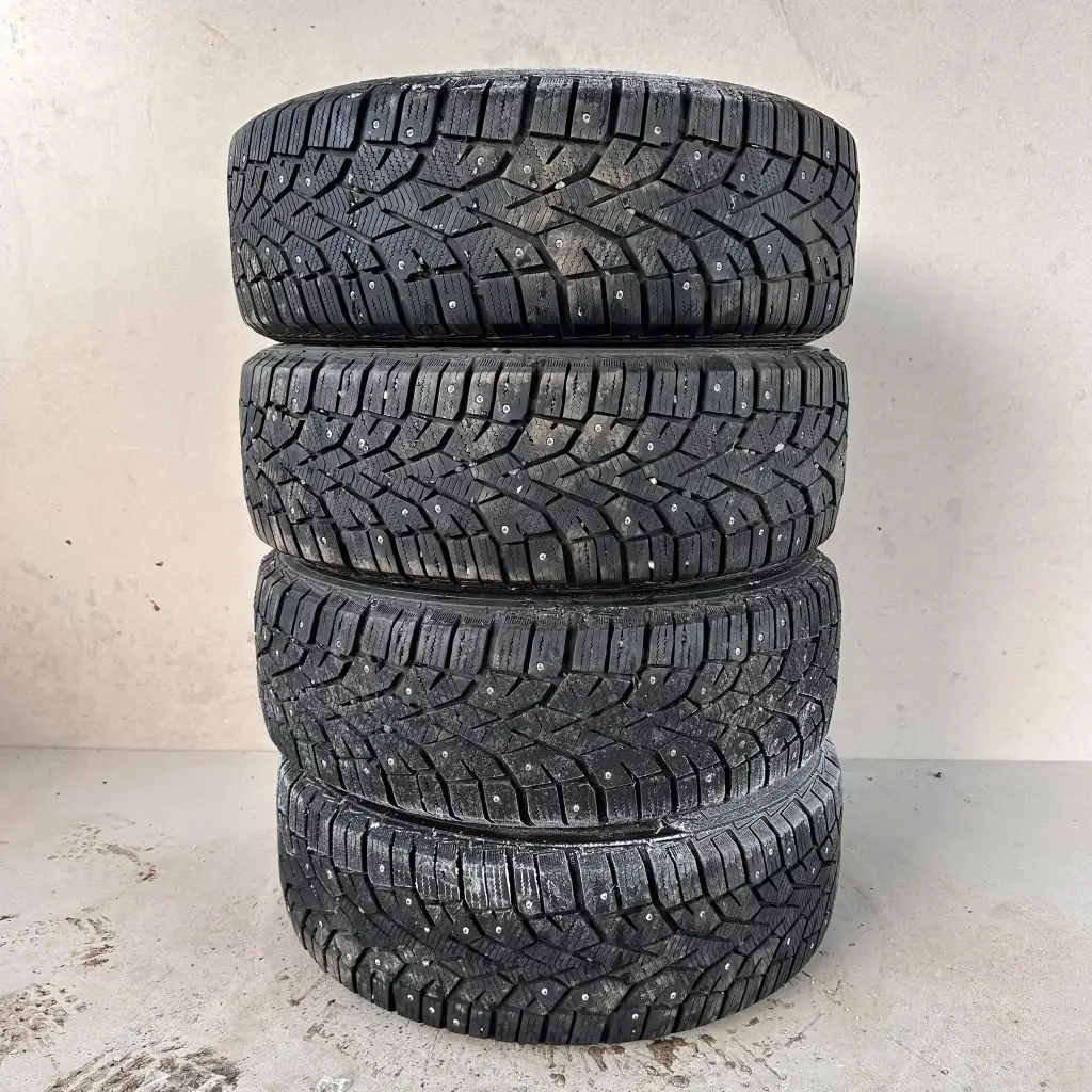 185/60R15 88T General Altima Arctic Grip 12 Käytetty nastarengas 6-8mm DOT-16
