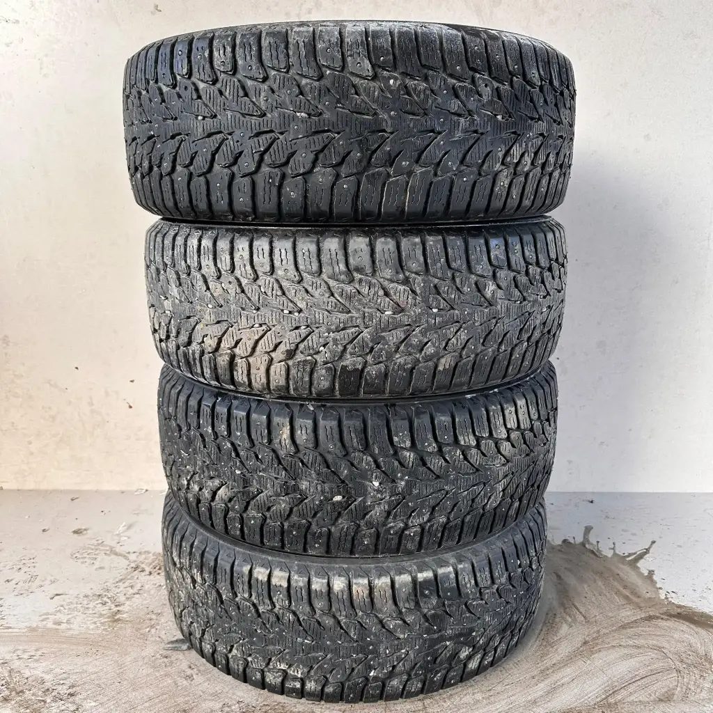 225/55R17 101T Kumho WinterCraft Ice WI32 Käytetty nastarengas 7-7,5mm DOT-23