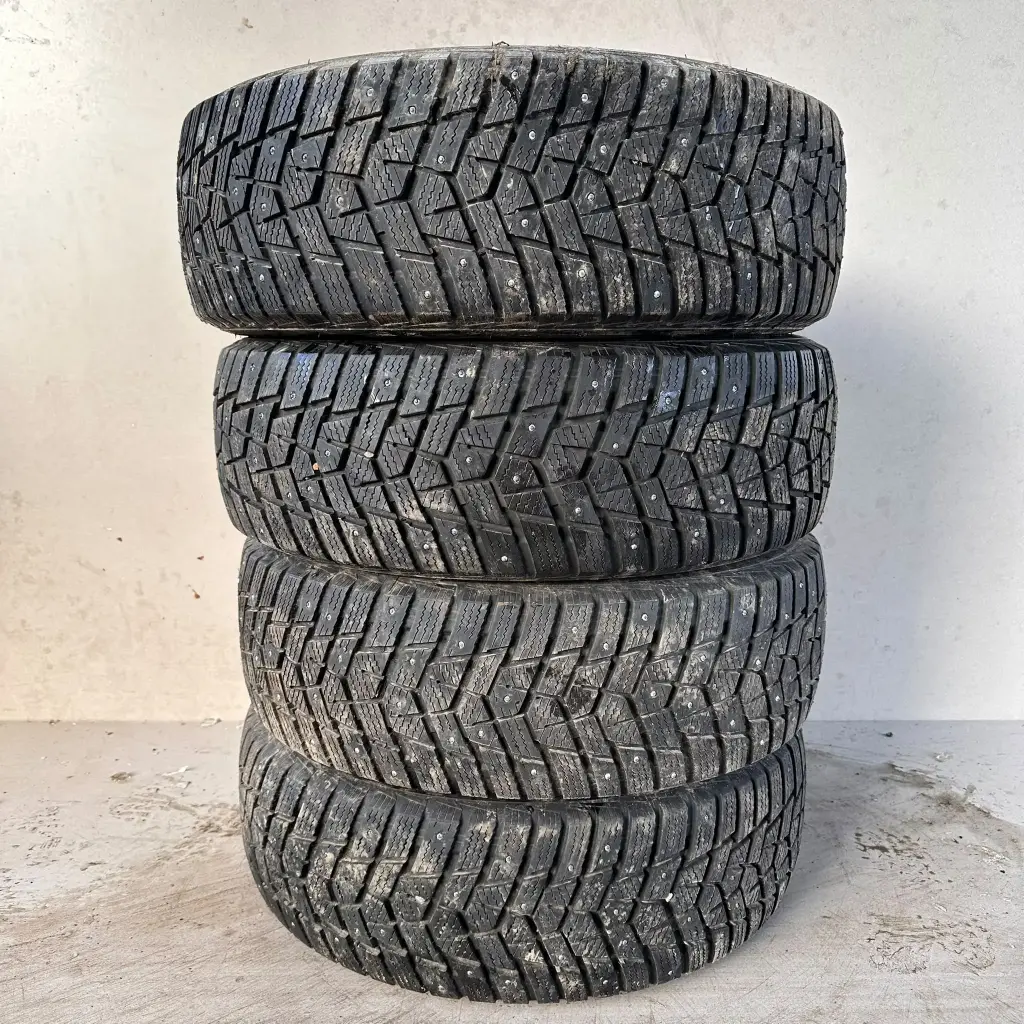 215/65R16C 109/107R Hankook Winter I*Pike LV RW15 Käytetty nastarengas 7,5-9mm DOT-21