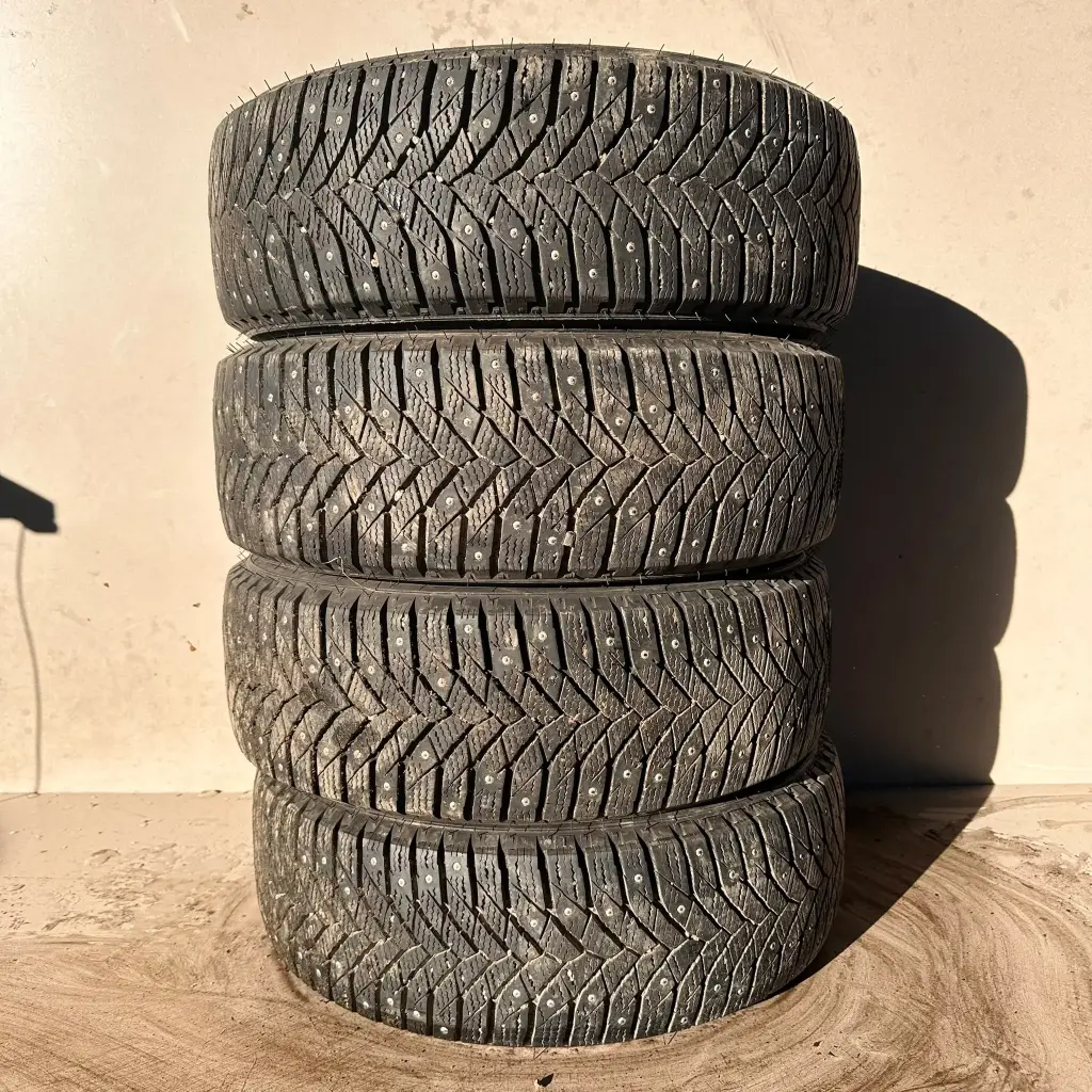 205/65R15 99T XL Triangle Icelink Käytetty nastarengas 8,5mm DOT-18
