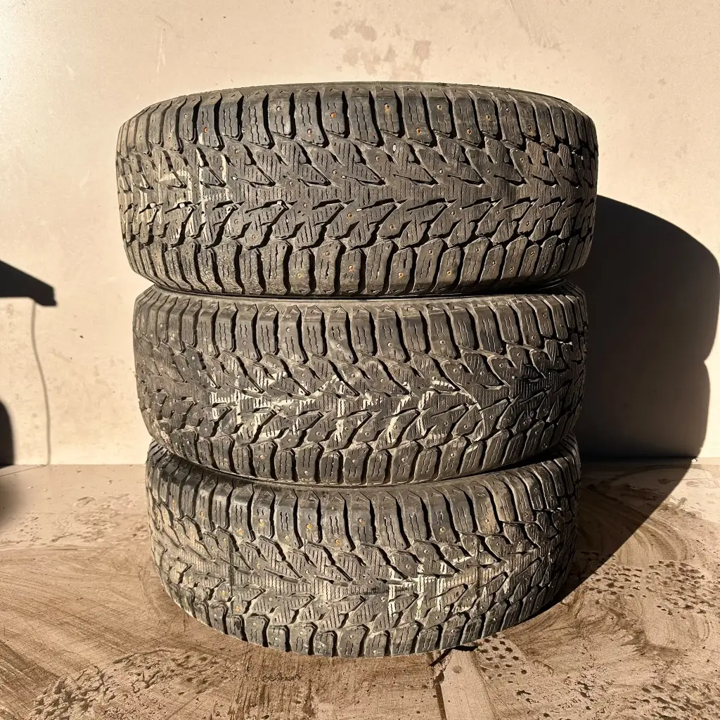 235/55R18 104T Kumho WinterCraft Ice WI32 SUV Käytetty nastarengas 7,5-8mm DOT-25