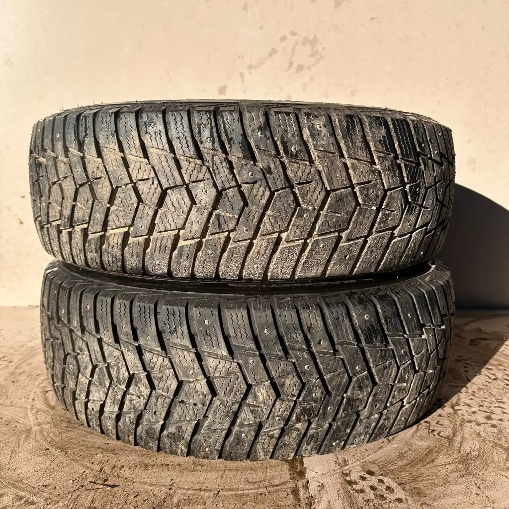 215/65R16C 109/107R Hankook Winter I*Pike LV RW15 Käytetty nastarengas 7,5-8mm DOT-23 (muutama nasta irronnut toisesta renkaasta)