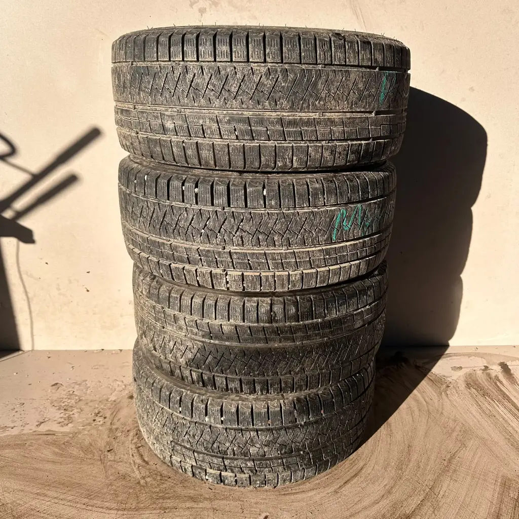 225/40R18 92V Triangle Snowlink TWT02 Käytetty kitkarengas 5-8mm DOT-24