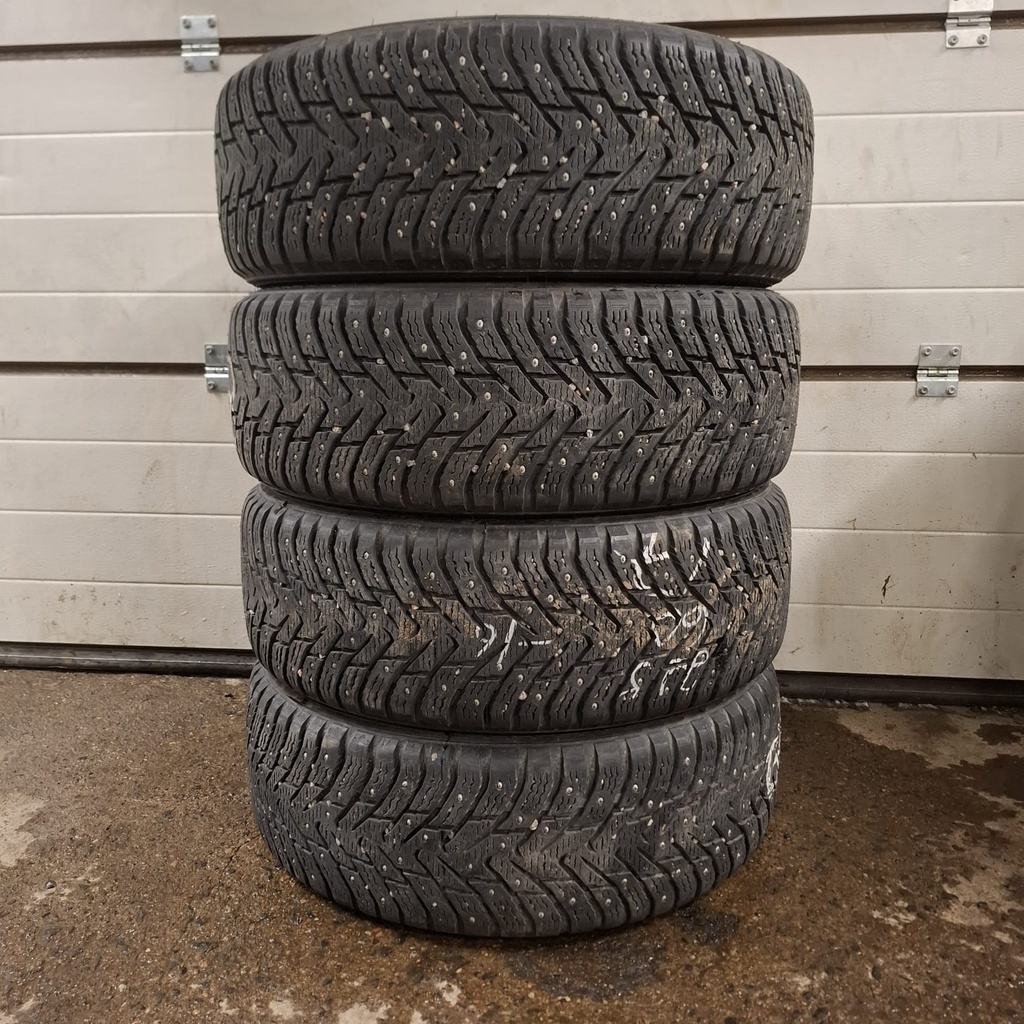 215/60R17 100T XL Nokian Hakkapeliitta 8 SUV Käytetty nastarengas 8mm DOT-16