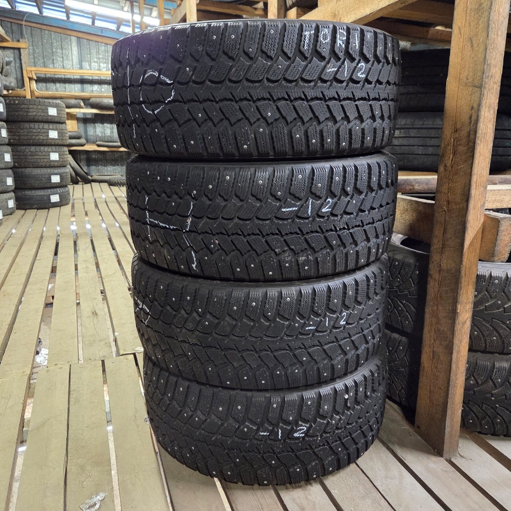 235/55R17 103T Kumho I'Zenwis KW19 Käytetty nastarengas 6,5-8mm DOT-12