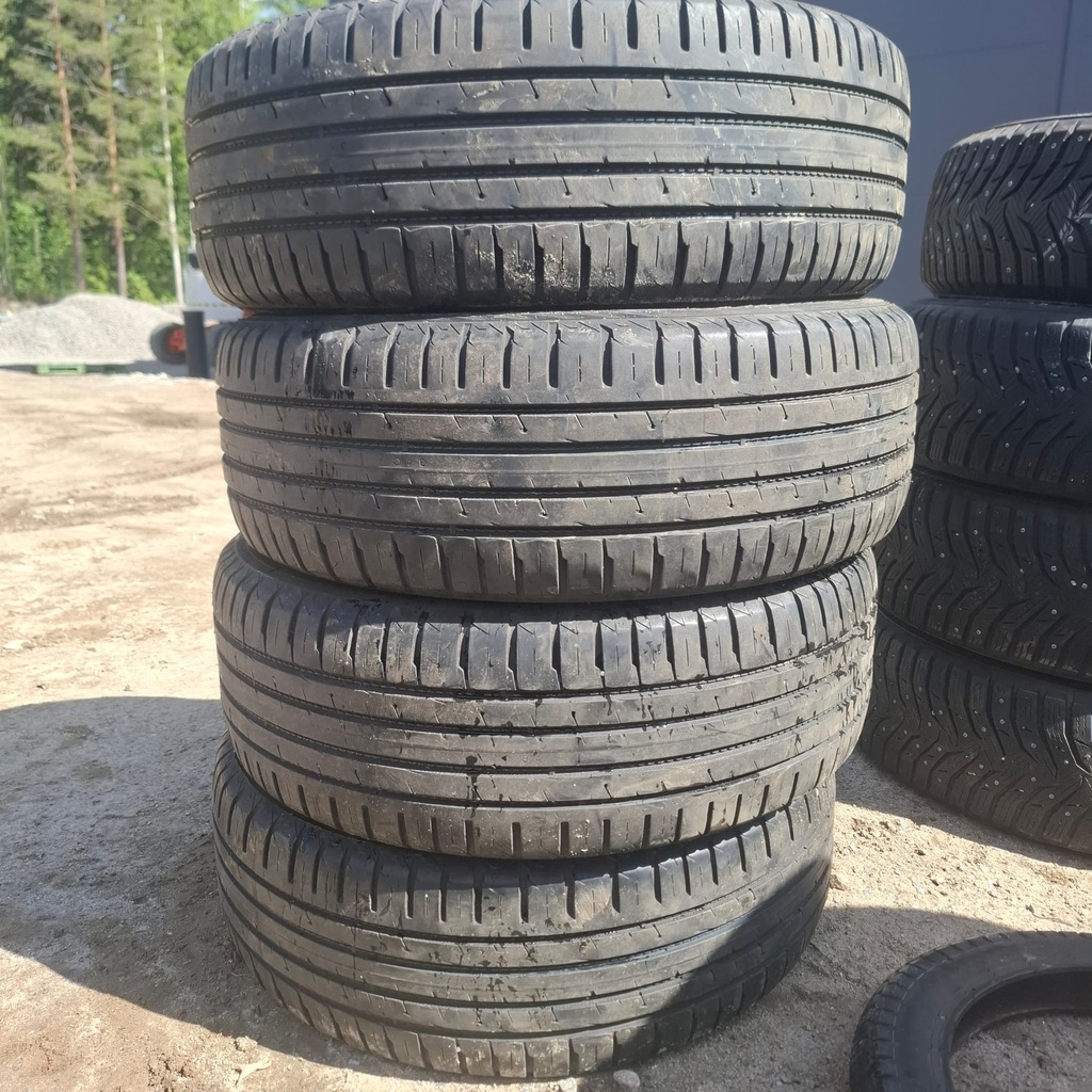 215/60R17 100H Nokian Hakka Blue 2 Käytetty kesärengas 4,5-5mm DOT-19