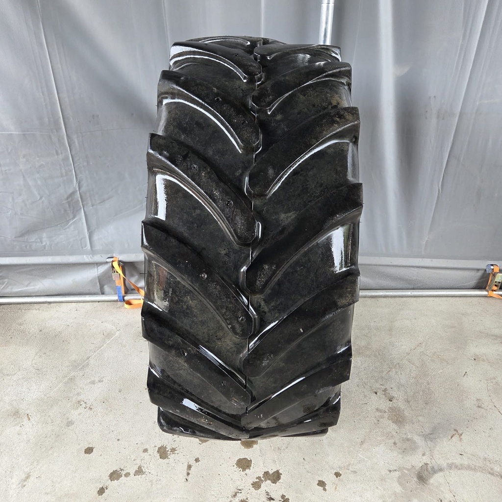 540/65R28 142D/139E Firestone Maxi Traction 65 Käytetty rengas Tubeless DOT-22  10-20mm (Laitakulunut)